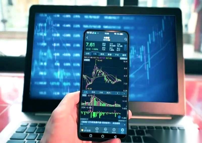 我天，苹果4万亿美金了。英伟达，又破纪录了。人家那儿，跟印钞机开了光似的，道