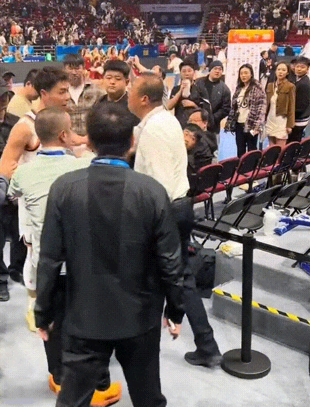 上海男篮客场战胜北京，提前锁定常规赛冠军，但赛后却发生了个小插曲：李添荣准备跟看