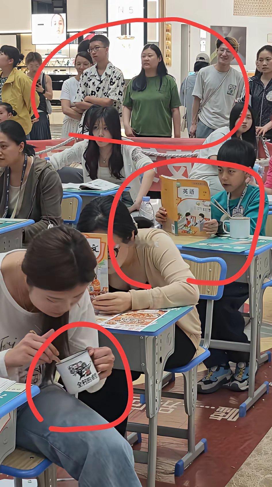 要不是后面有一排观众还以为是在教室里，原来是一场的偷吃泡面大赛