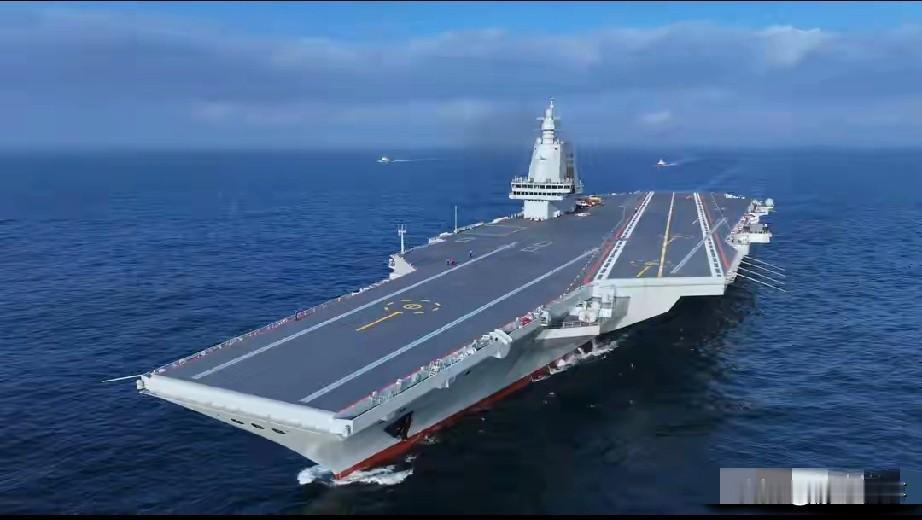 12月16日，我国第三艘航母福建舰从海南三亚基地启航，首次穿越台湾海峡，岛内外高