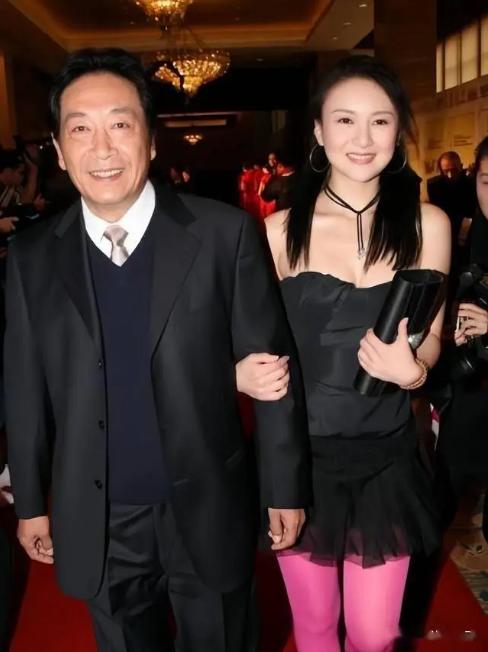 2014年，31岁的饶芯语嫁给68岁的老戏骨王奎荣为妻，父母对此坚决反对，甚至与