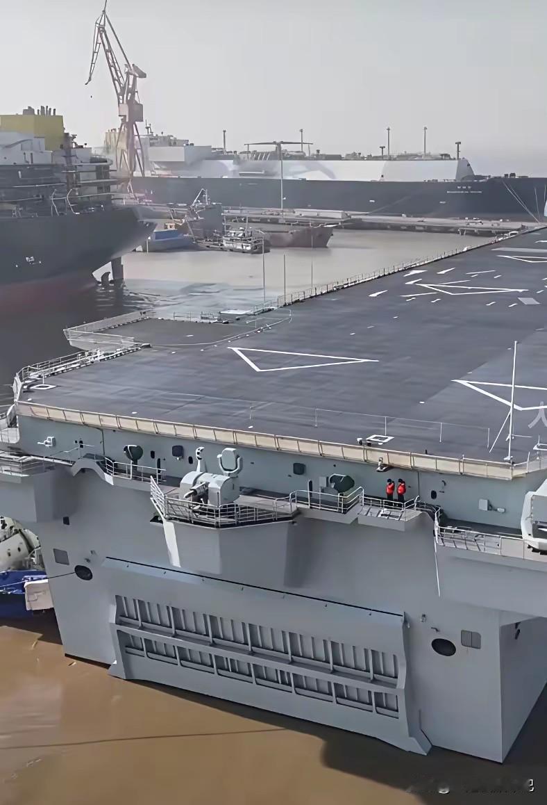 076两栖攻击舰就是为登陆准备的，既然是登陆，就不会离海岸线太远，所以就没有必要