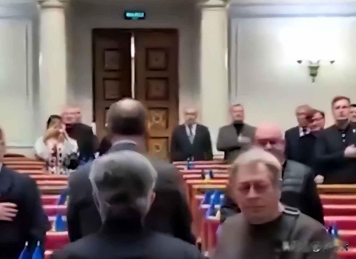 乌克兰女议员堵住讲台：议会为谁大打出手？总司令暗流涌动12月17日早上，乌克兰