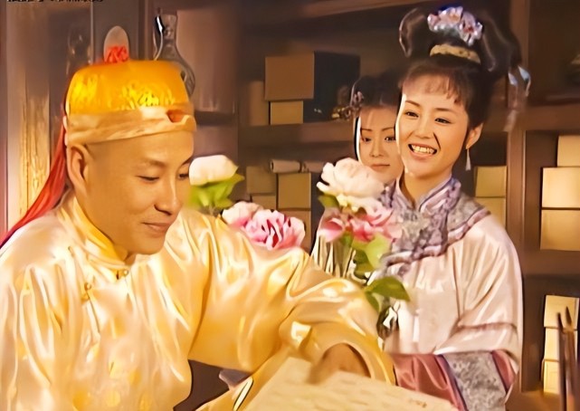 1665年的晚上，侍女阿露和年仅12岁的康熙同床共枕。当时，12岁的康熙因为第二