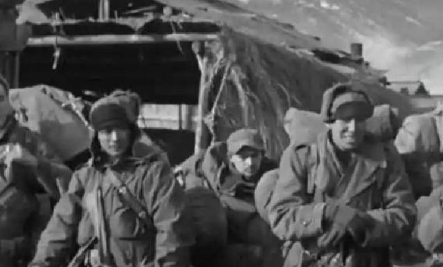 1950年，志愿军缴获了3000条毛毯，89师政委王直，却下令全部剪碎，战士们不