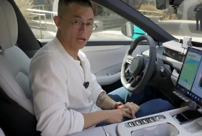 陈震: 电动自行车不安全，建议禁！今天上午，陈震专门出了视频讨论这个事情，他