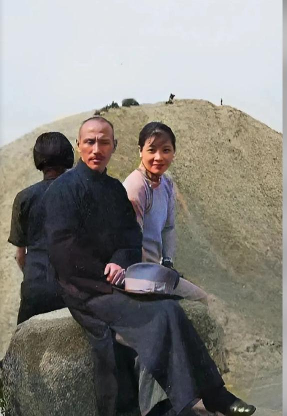 这两张老照片拍摄于1934年的10月21号，这一天，老蒋夫妻去到陕西的咸阳，来到