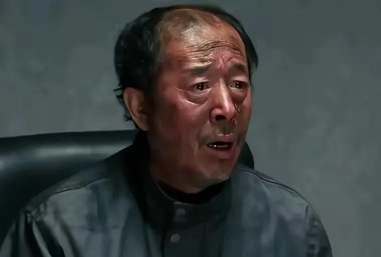 《以法之名》这位大叔才是整部剧中最关键的人物。如果没有他，万海案很难打开缺口，