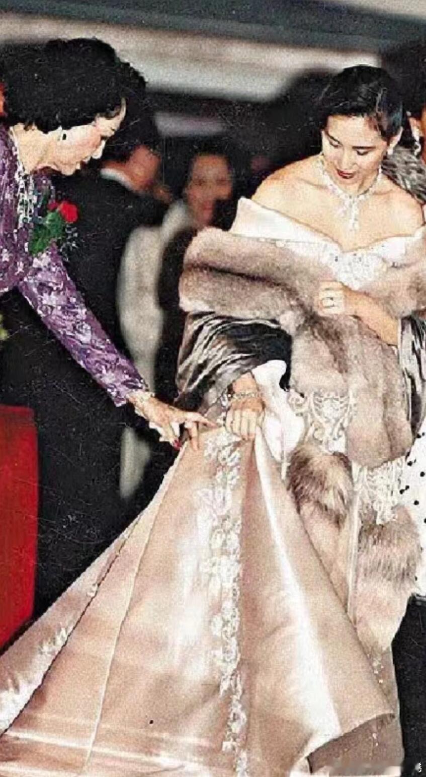 这套dior婚纱好看多了