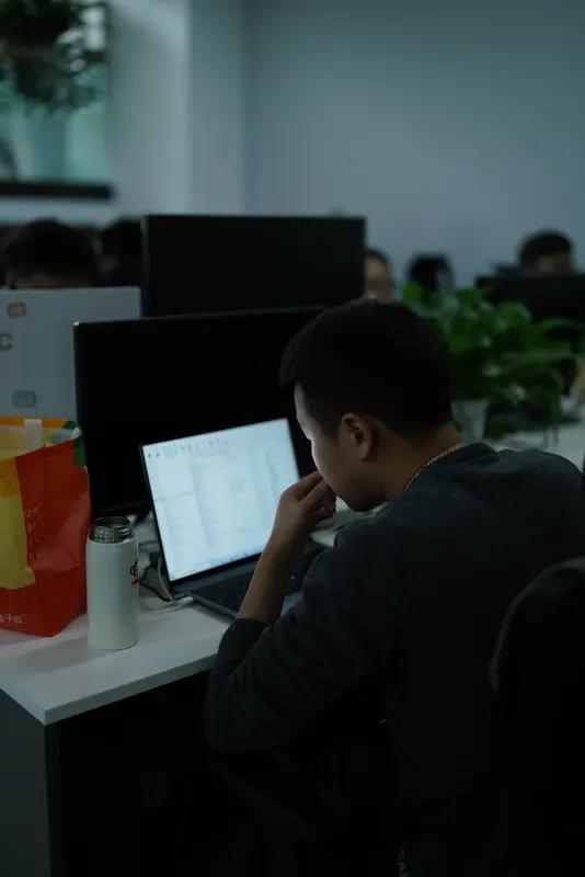 工作五年悟出的道理：职场里埋头苦干最没用，聪明人都懂这三条规则刚踏入职场的时