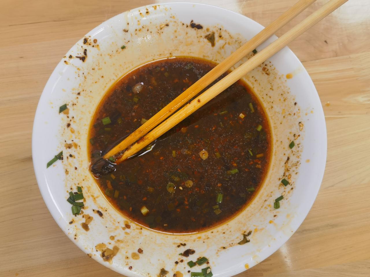 成都重庆，要不要辣椒？成都和重庆两座城市一直被拿来比较，是网络的热闹话题。两个