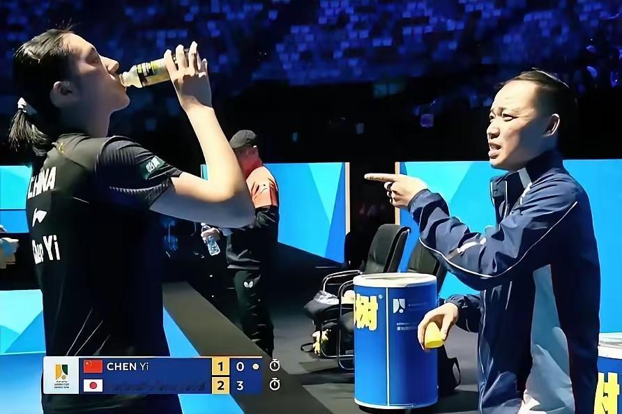 教练气的想跺脚！没办法，陈熠输给了桥本帆乃香。1个月前输给削球手韩莹。韩莹实