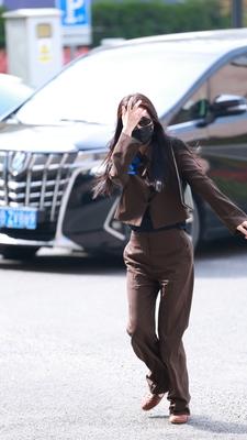 虞书欣从上海启程前往马来西亚时这一个造型看点多多呀不信你们看看图一裤子