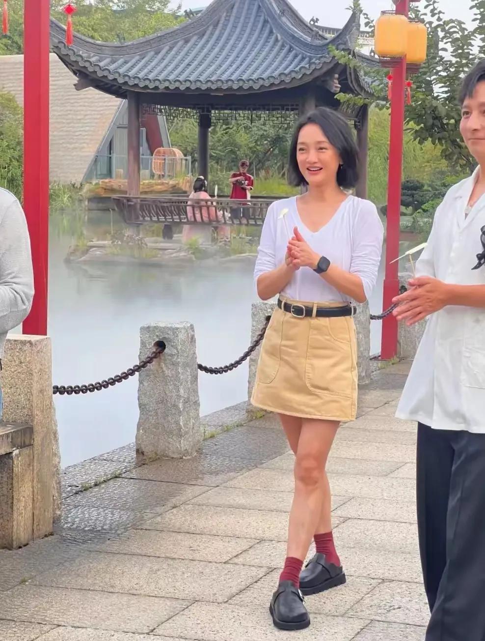 又被周迅圈粉了，50岁的年龄，身上竟然还有少女般可爱，真是令人佩服！周迅现身江