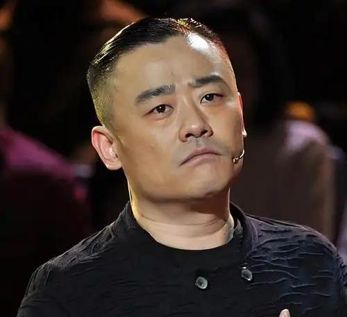 周立波在巅峰时期，年收入能高达6000万。那时的他生活极尽奢靡，每天不仅要吃6个