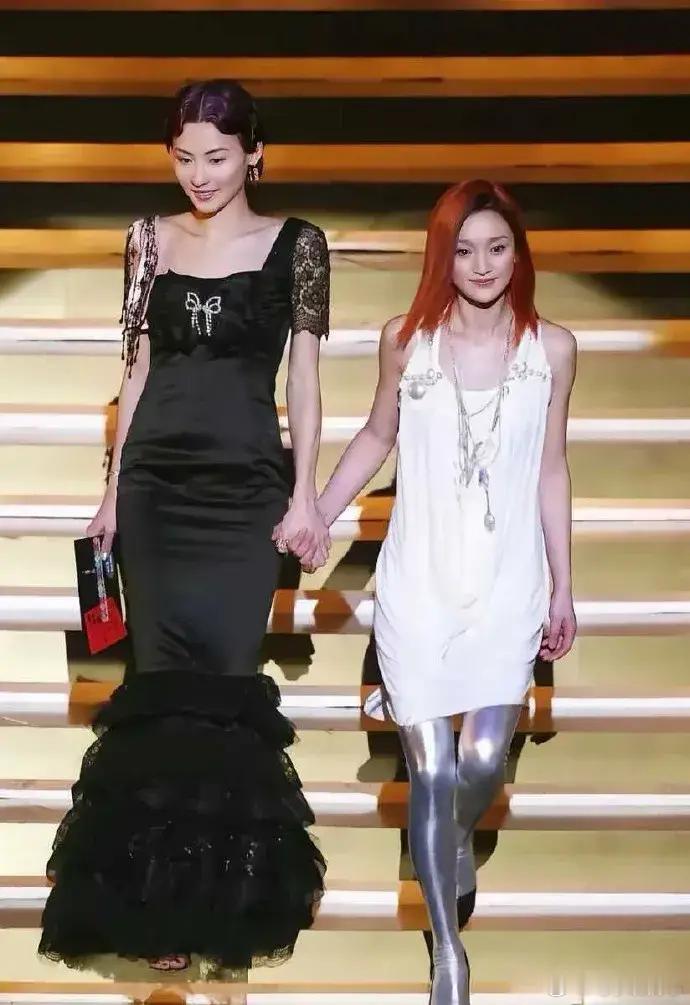 张柏芝这张照片太好看了，高贵优雅知性，尤其是有了旁边的衬托