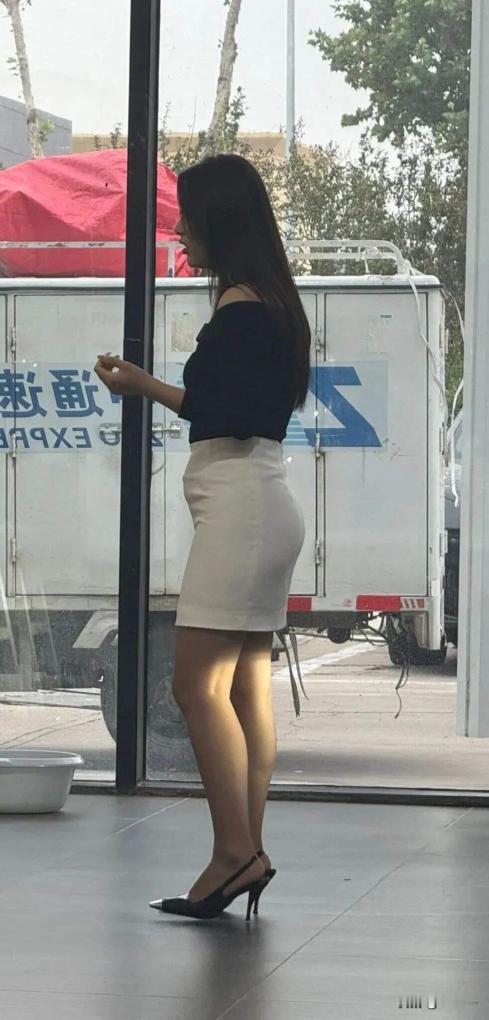 优雅黑裙与高跟鞋的完美搭配，尽显都市女性魅力！