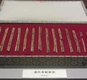 1971年，陕西工人老张挖地基，挖出一窝通体肉红的老鼠崽儿。这事儿在工地上没