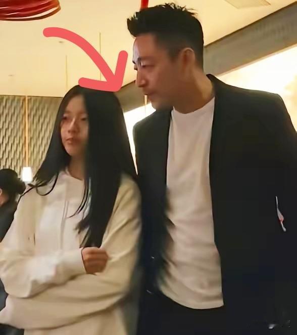 现在，才发现，小玥儿其实五官比小S三孩子长得好看，天然的美，脸型更是完美，眼