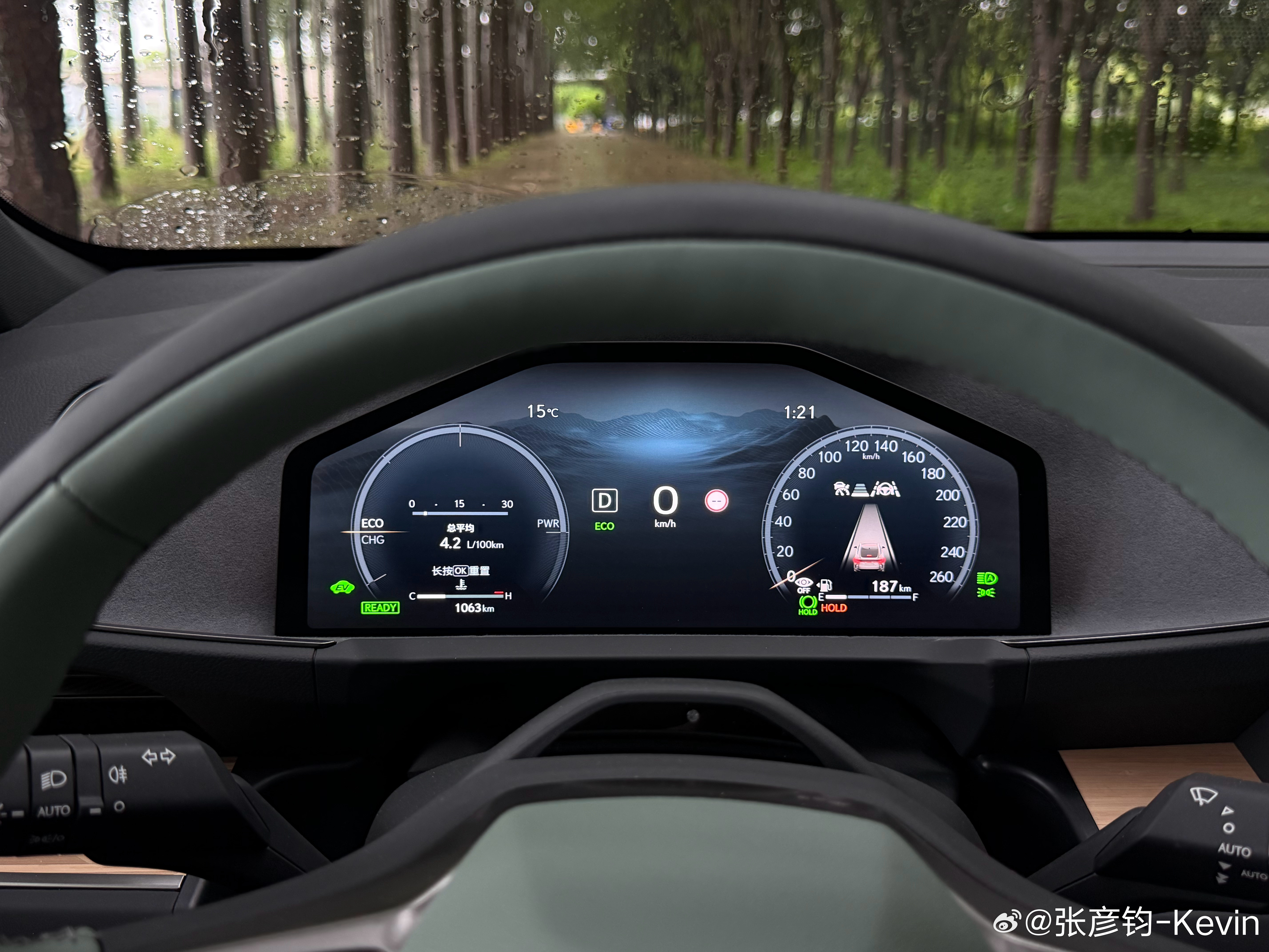 这新ES300h开了1063km，表显续航还剩187km，油耗稳定4.2L/10
