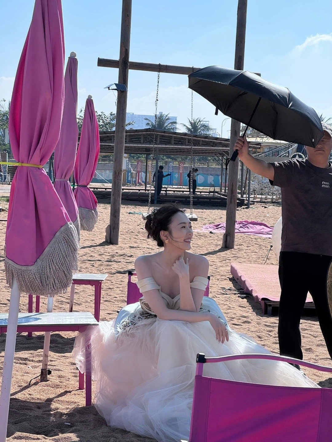 童瑶风格大变被童瑶这组海边路透美到了！一袭立体玫瑰纱裙浪漫又轻盈，海风拂动轻纱