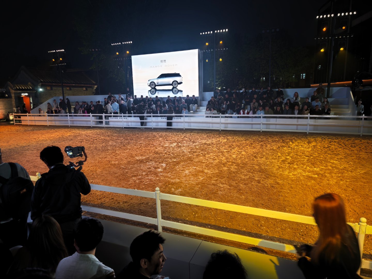 开揽胜你会跑烂路吗今晚揽胜之夜的主会场长这样。。。其实它可能本来是“土路”，下