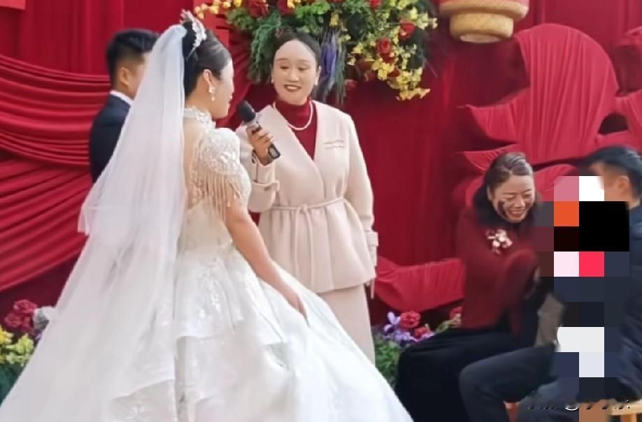 近日，河南一新郎从小父亲去世，母亲改嫁，叔叔婶婶视如己出抚养他长大。婚礼现场，新