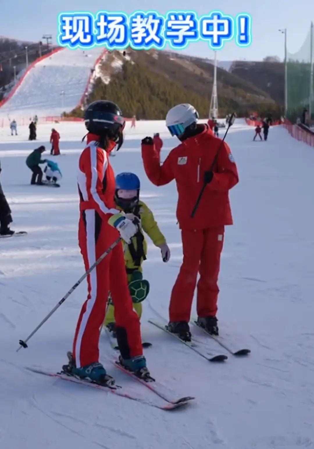付辛博女儿8岁生日，颖儿带月亮崇礼滑雪庆祝，冬天穿短裤气血足！