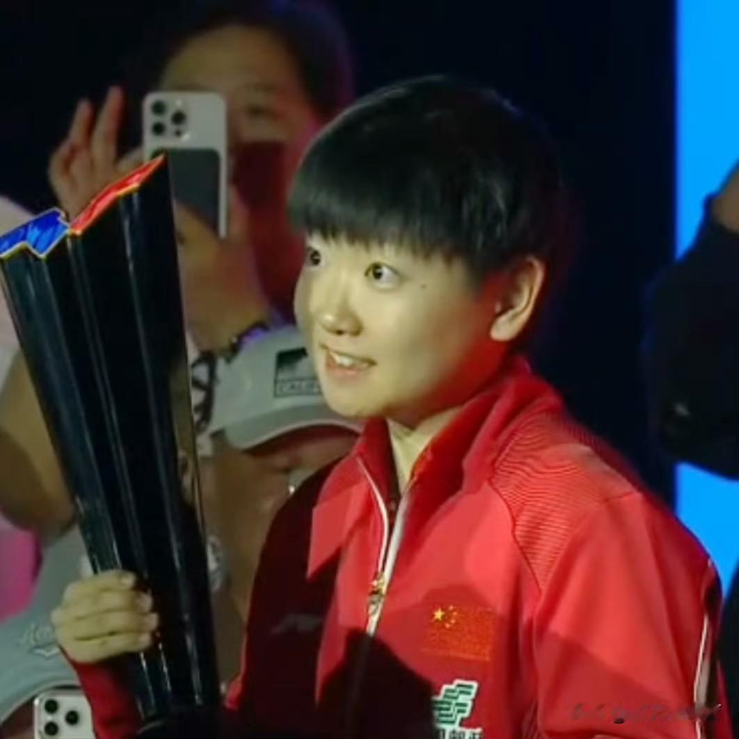 孙颖莎在洛杉矶的第一座冠军奖杯🏆相信这是一个很好的预兆，2年后的这里，依然是洛