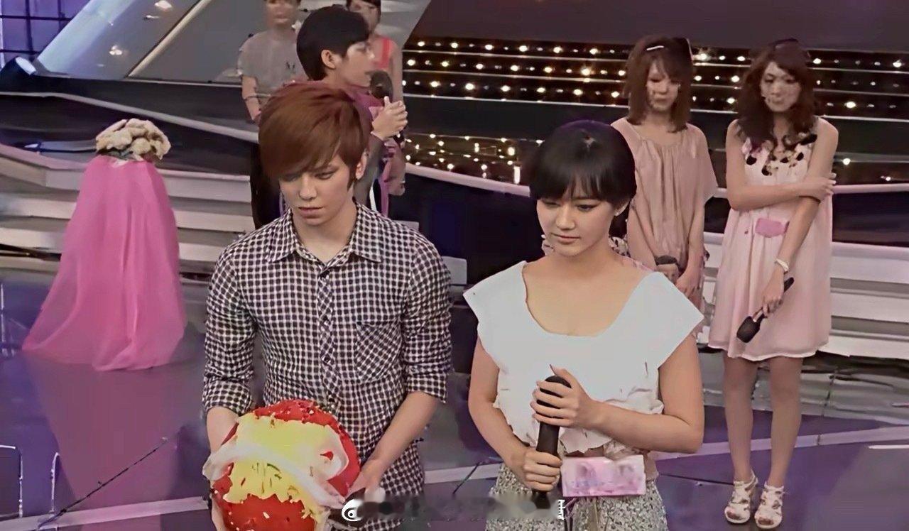 你可能不知道的冷知识：李一桐曾经和符龙飞在相亲节目里（扮演）牵手成功，主持人还是