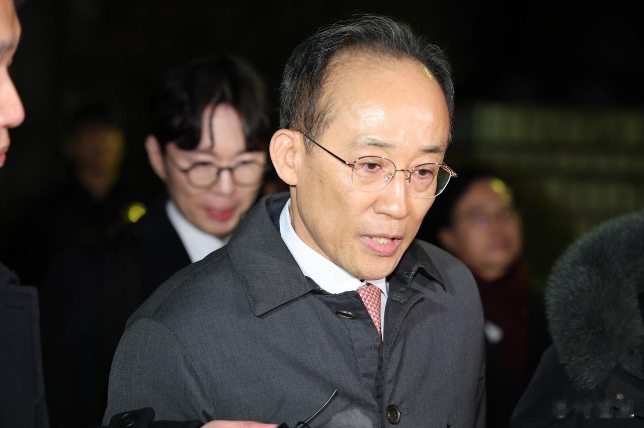 12月7日，韩国内乱特别检察组分别对国民力量党前院内代表秋京镐、前国务总理黄教安