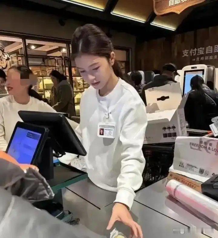 胖东来“高颜值员工”直接刷屏了，收银打包全是帅哥美女，网友一句话点破真相下方有一