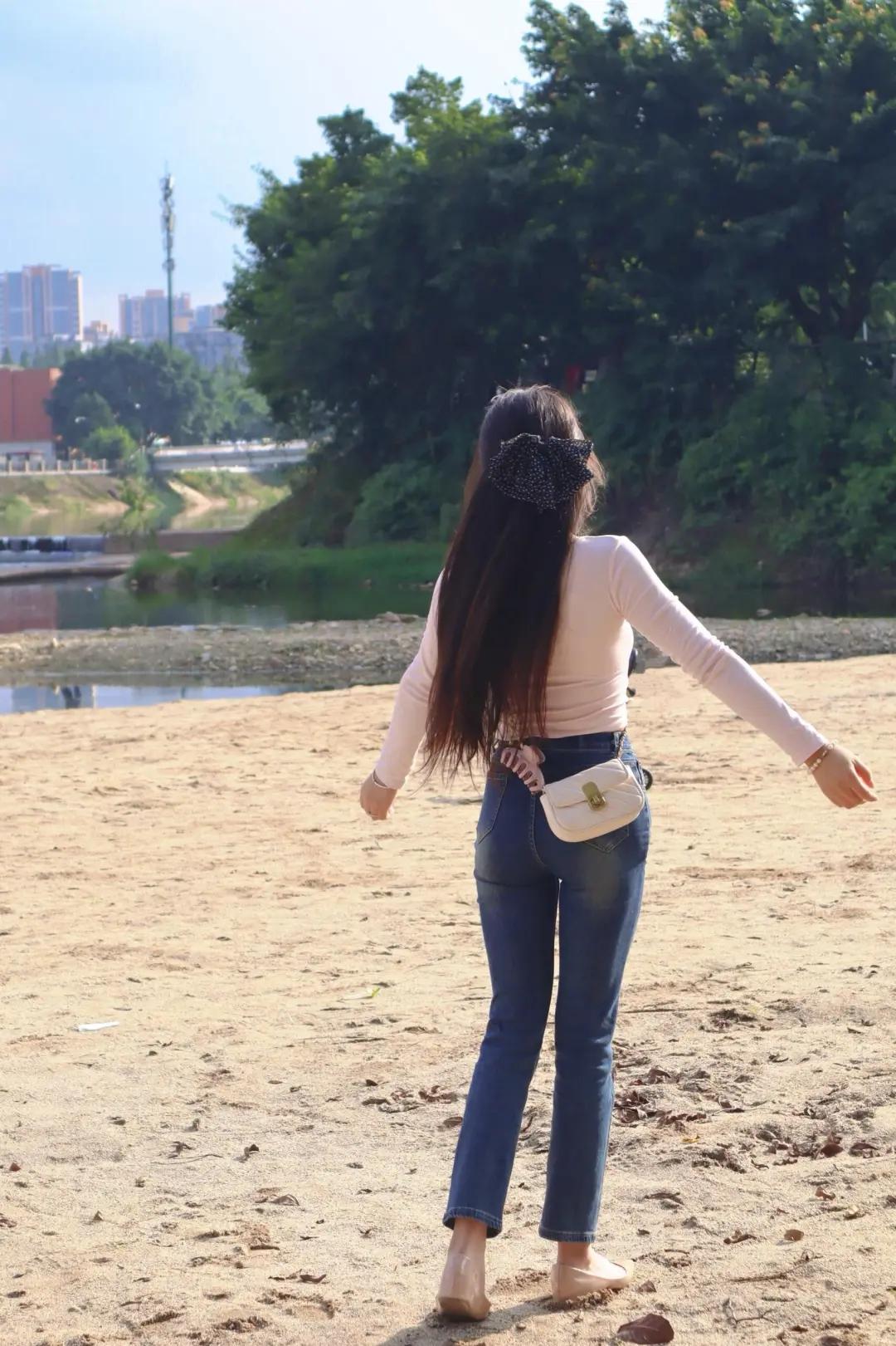 在城市边的沙滩邂逅松弛感，伸开手臂，就接住了这缕自由的风。