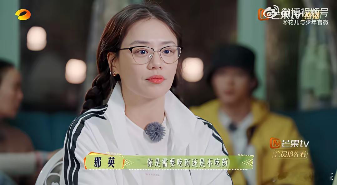 花少7爆笑名场面出现了张晚意首次参加综艺在马思纯后面对“备采”感到困惑，问那英：