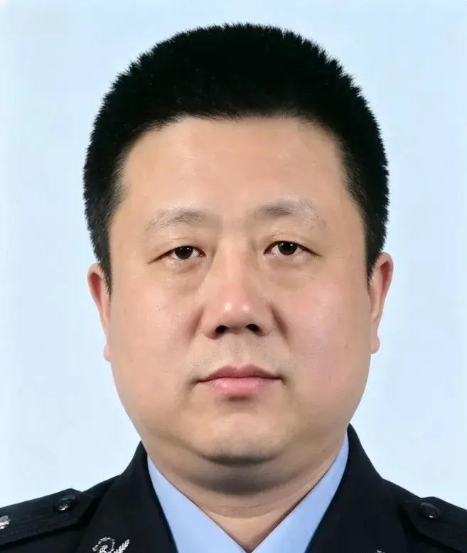 殷呈炜，47岁，哈尔滨刑警，硬生生把命熬在了办公室。胃疼了几个月，身边人劝了无数