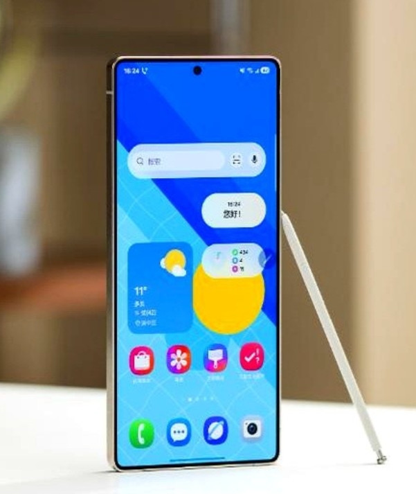 三星S25Ultra以其顶级性能和高昂售价赢得“机皇”称号，但上市四个月后价格