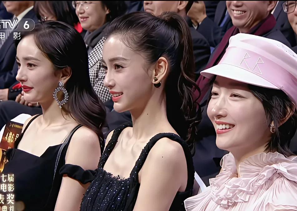 才发现杨幂的颜值被吹高了盛典上三女星同坐，杨幂不仅被杨颖秒成渣，就连一直被喷丑