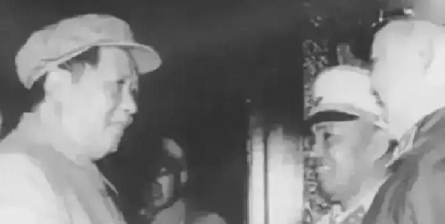 1976年，在毛主席的灵堂外，别的委员都进去了，只有许世友进不去，卫兵拦住许世友说：“首长，这里有规