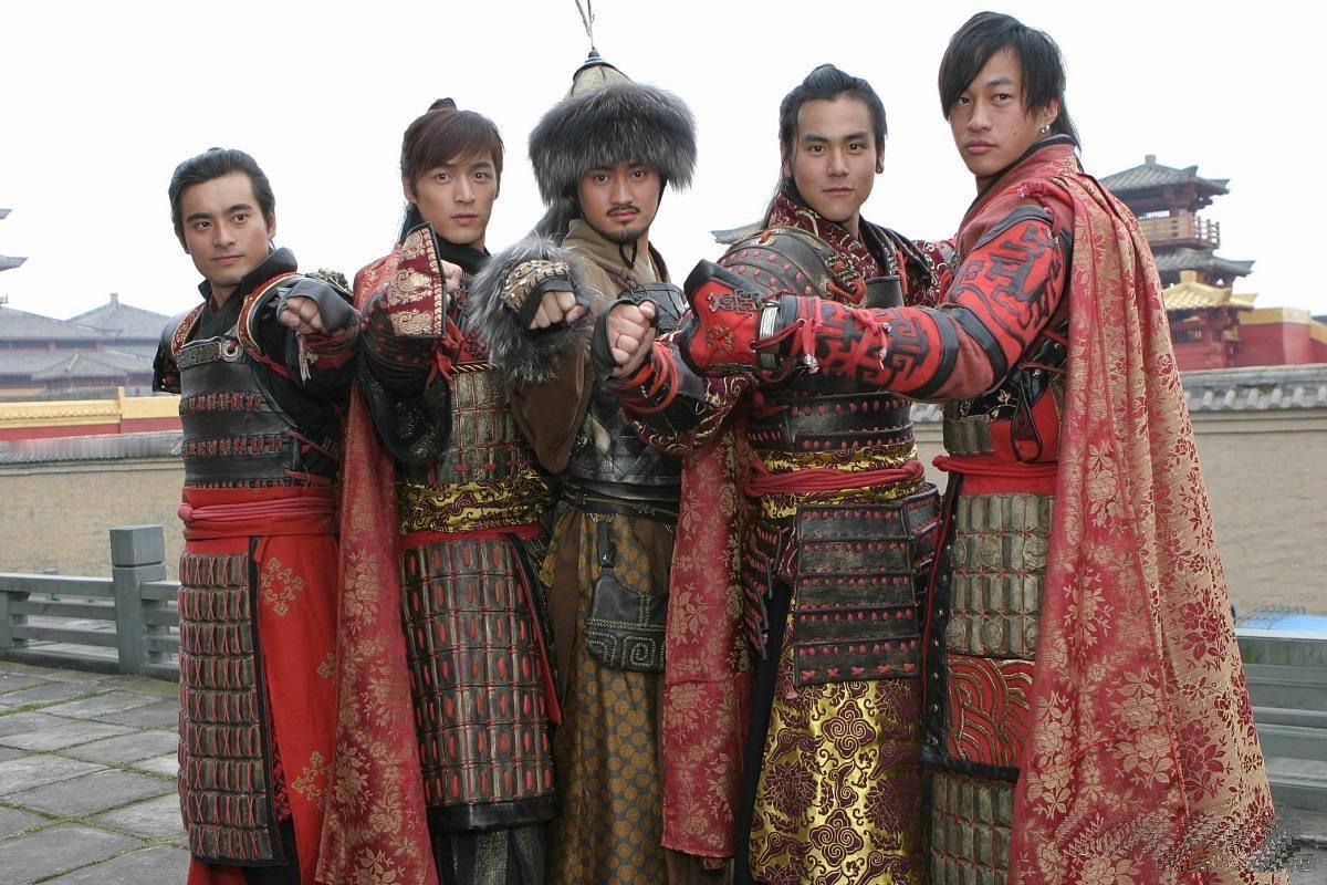 2006年，五位演员在电视剧《少年杨家将》剧组，身穿古装扮相合影。左起陈龙、