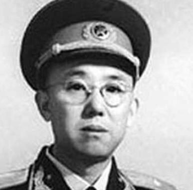 1951年，一群志愿军战士在撤退时，猛然发现眼前狭隘的小山谷里，竟然出现了成千上