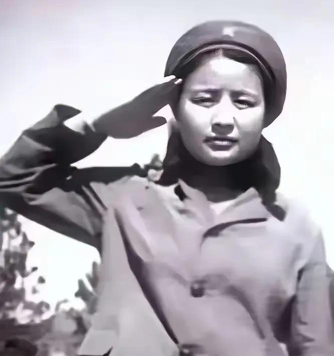 1984年，老山女兵谢楠因私自开枪为牺牲战士送行，被部队取消了三等功资格和火线入
