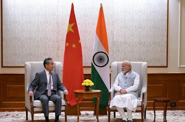 莫迪刚送走王毅，转脸就对美国积极示好，却等来贝森特一顿的臭骂2025年8月中下