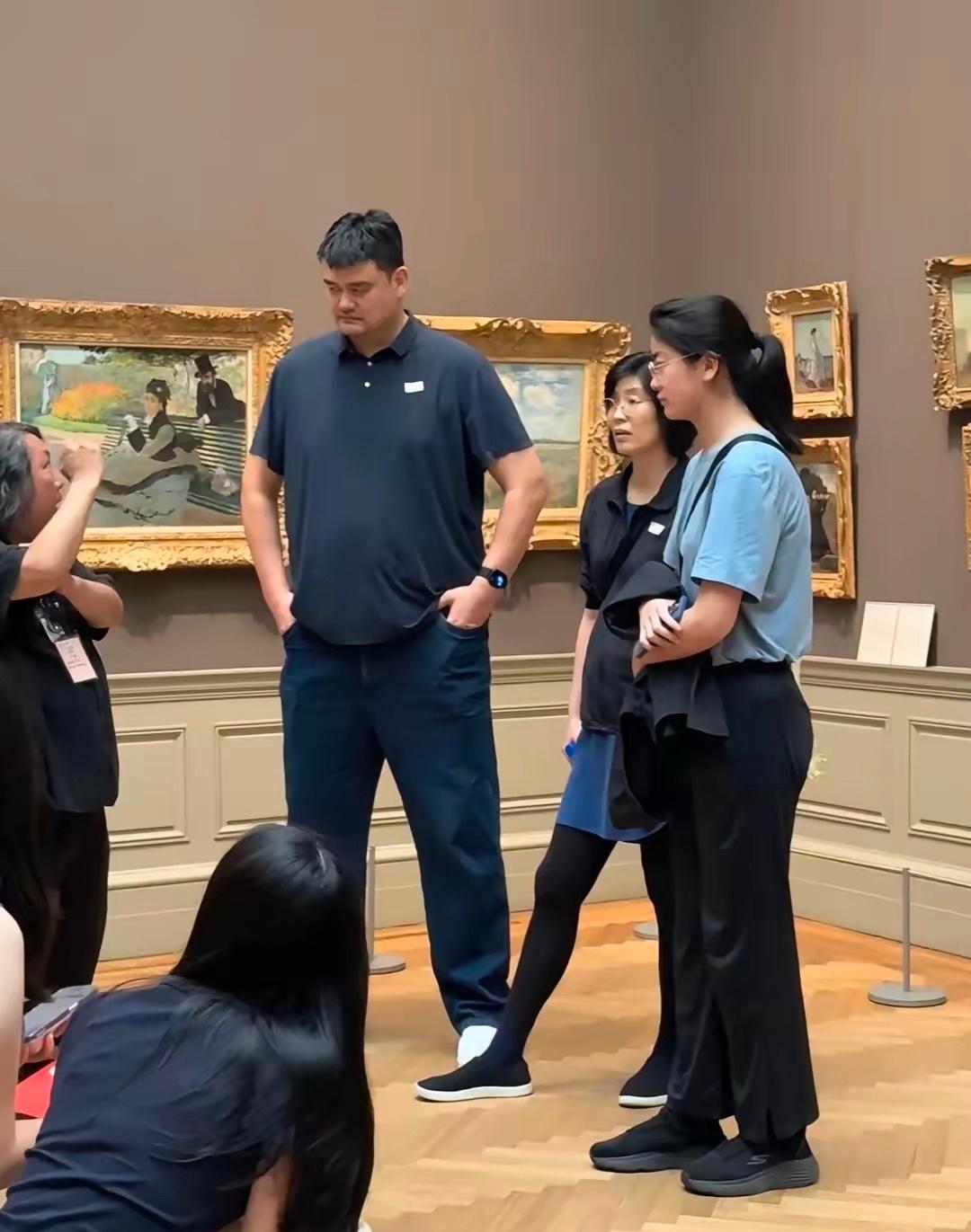 姚沁蕾又长高了。最新纽约街拍里，她挨着叶莉站——叶莉一米九，她目测已逼近一米九五