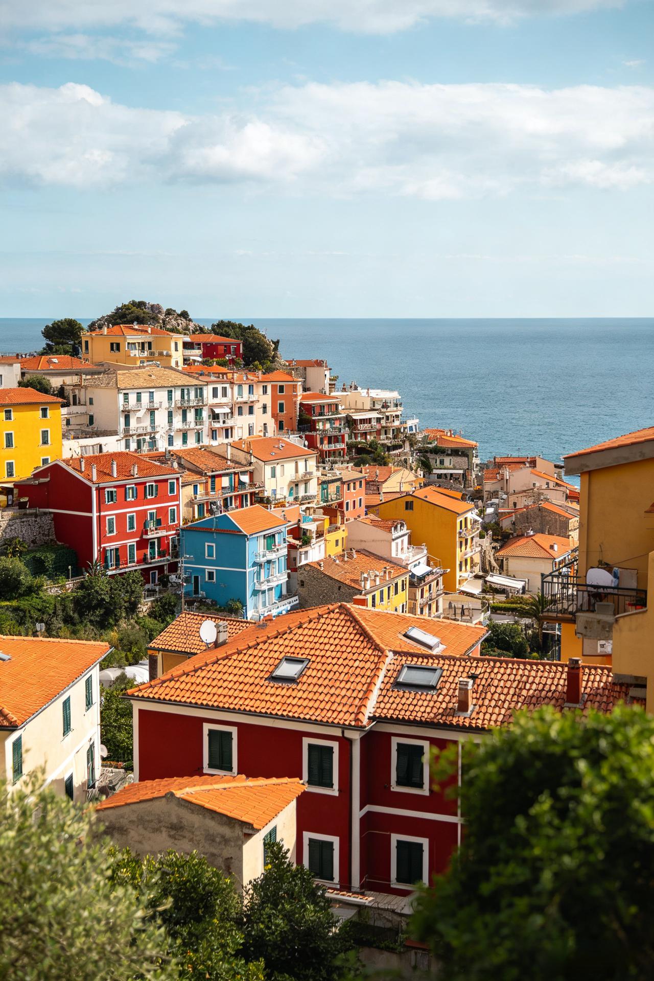 一位媒婆感叹：“现在的行情就是，女的嫌男的穷，男的嫌女的老。到最后呢，白菜烂在