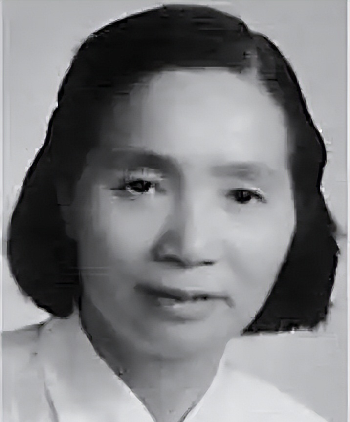 长征路上，一身高不到一米四的女兵背着一个成年男子，翻了整整两座山，23年后，两人