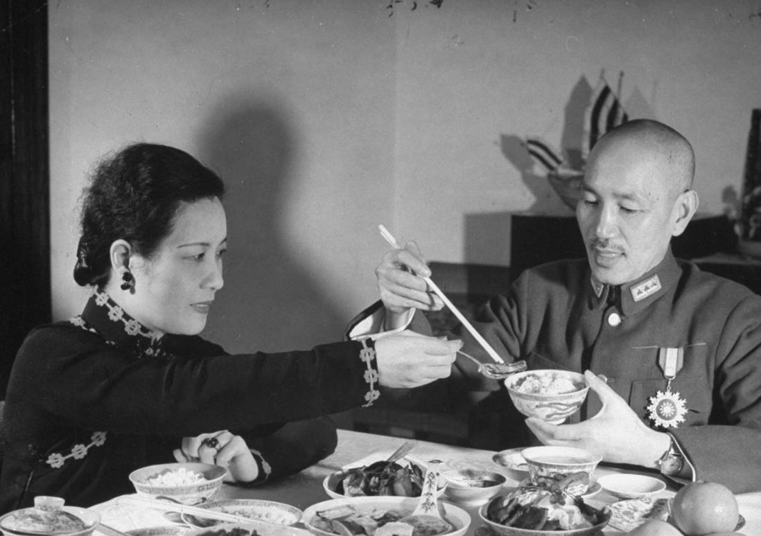 蒋介石私生活有多混乱？贴身秘书晚年才敢说破，宋美龄的做法绝了。蒋介石的私生活到底