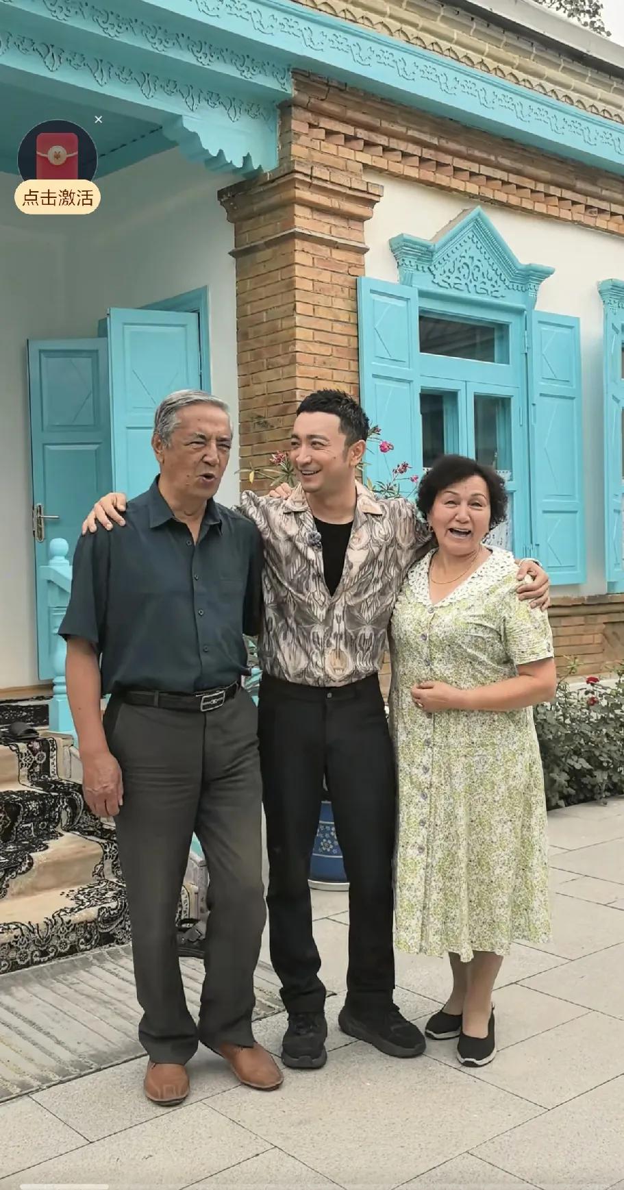 尼格买提删除撒贝宁出丑视频，回老家新疆陪父母大块吃肉，吃着饭，父母亲还不忘提到撒