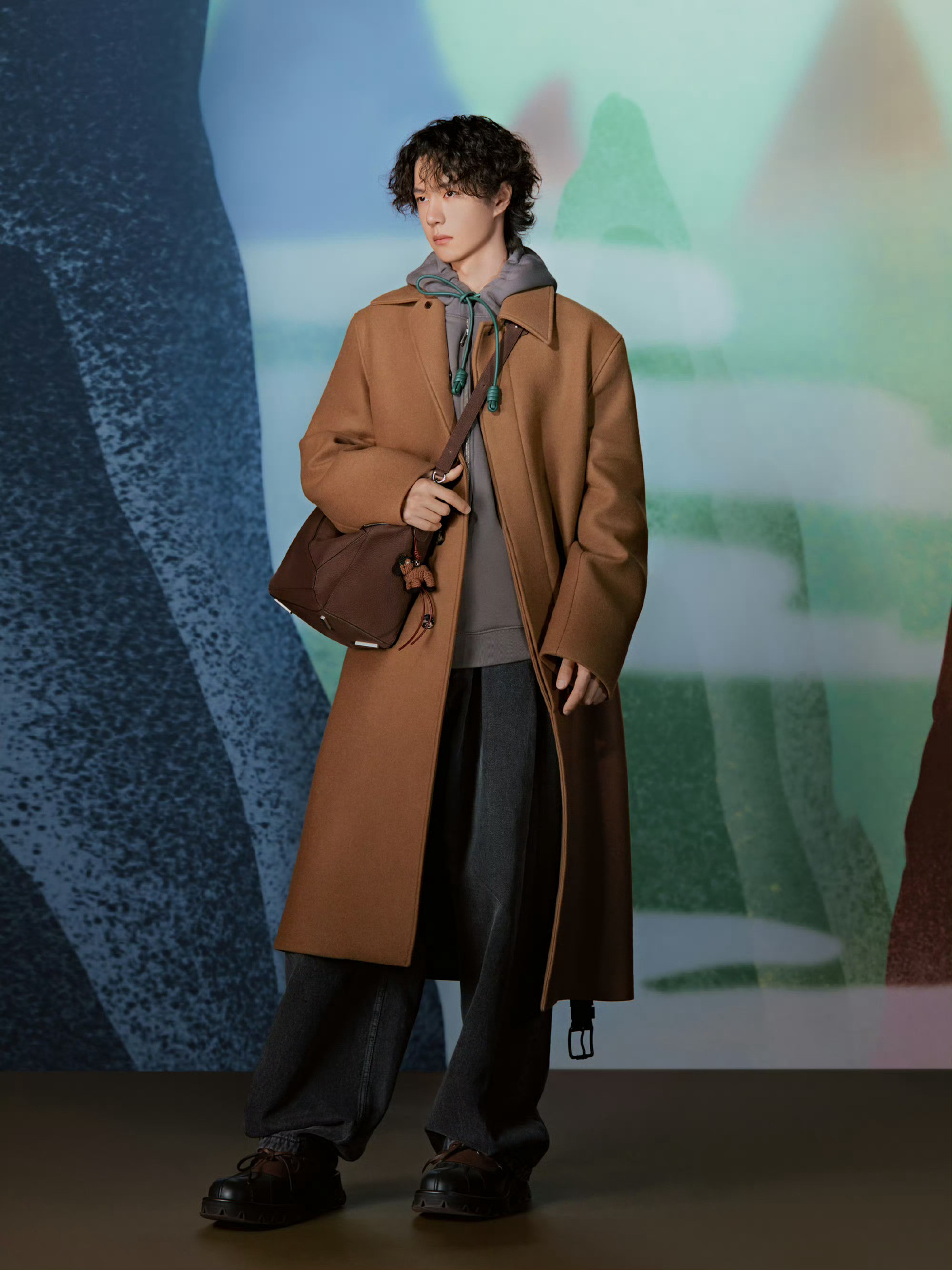 王一博又双叒叕来打破圈层了——王一博上海影城与王一博罗意威携手打造的概念展示，不