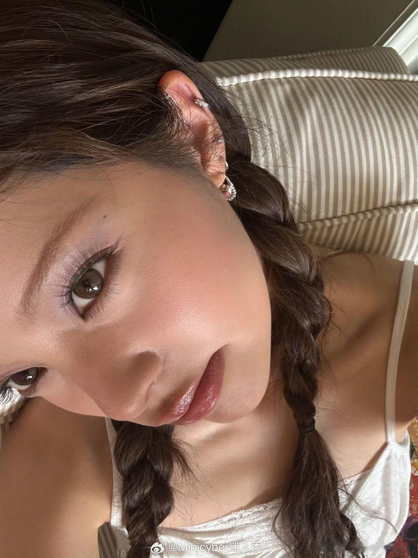 欧阳娜娜的耳骨钉。这副也可以这样戴​​​