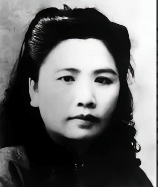 1938年，周恩来派王曼霞打入国民党高层。谁知，她却嫁给蒋介石心腹陈尔晋，身份将